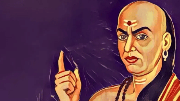 लग्नाआधी फक्त मुलाचा पगार किती आहे, यावरून निर्णय घेणे पुरेसे नाही. तो आपल्या कामाबाबत किती गंभीर आहे आणि जबाबदाऱ्या किती प्रामाणिकपणे पार पाडतो, हेही समजून घ्या. आजची आर्थिक परिस्थिती बदलू शकते; मात्र मेहनत आणि जबाबदारीची वृत्ती दीर्घकाळ महत्त्वाची ठरते, असा सल्ला चाणक्य देतात.
