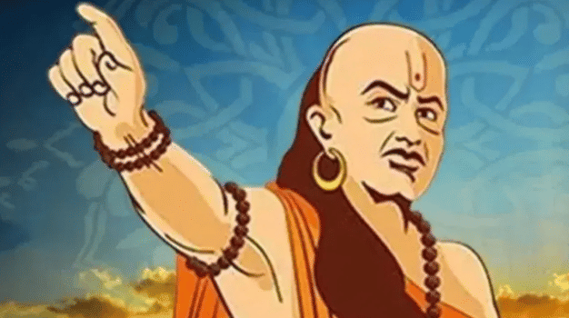मुलगा घरातील तसेच इतर महिलांशी कोणत्या पद्धतीने वागतो, याकडे विशेष लक्ष द्या. तो महिलांचे मत ऐकतो का, त्यांच्या निर्णयांचा आणि वैयक्तिक स्वातंत्र्याचा आदर करतो का, हे पाहणे गरजेचे आहे. लग्नाआधी समानता, स्वातंत्र्य आणि भविष्यातील जबाबदाऱ्यांबाबत स्पष्ट संवाद साधणे महत्त्वाचे आहे, असा मोलाचा संदेश चाणक्य यांनी दिलेला आहे.