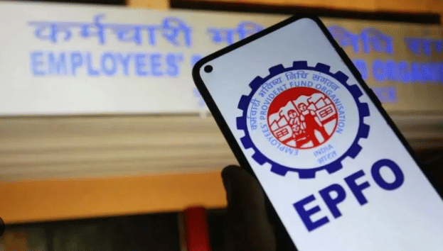 PF काढण्यासाठी क्लेम दाखल करण्यापूर्वी UAN प्रोफाइलमधील नाव, जन्मतारीख आणि इतर वैयक्तिक माहिती तपासा. ही माहिती आधार आणि PAN कार्डवरील तपशीलाशी जुळणे महत्त्वाचे आहे. नाव किंवा जन्मतारखेत तफावत असल्यास क्लेम प्रक्रियेत अडथळा येऊ शकतो. त्यामुळे चूक आढळल्यास आधी ती दुरुस्त करून घेणे फायदेशीर ठरेल.