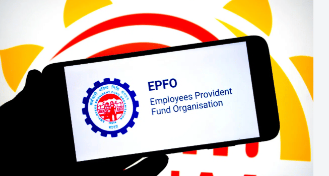 EPFO खात्याशी लिंक असलेला आधार क्रमांक आणि त्यावरील नाव योग्य आहे का, हे तपासणे आवश्यक आहे. त्याचप्रमाणे PAN क्रमांक आणि नावातील माहितीही EPFO रेकॉर्डशी जुळली पाहिजे. वेगवेगळ्या कागदपत्रांमध्ये माहिती वेगळी असल्यास पडताळणीला विलंब होऊ शकतो. त्यामुळे क्लेम करण्याआधी सर्व तपशील एकसारखे असल्याची खात्री करा.