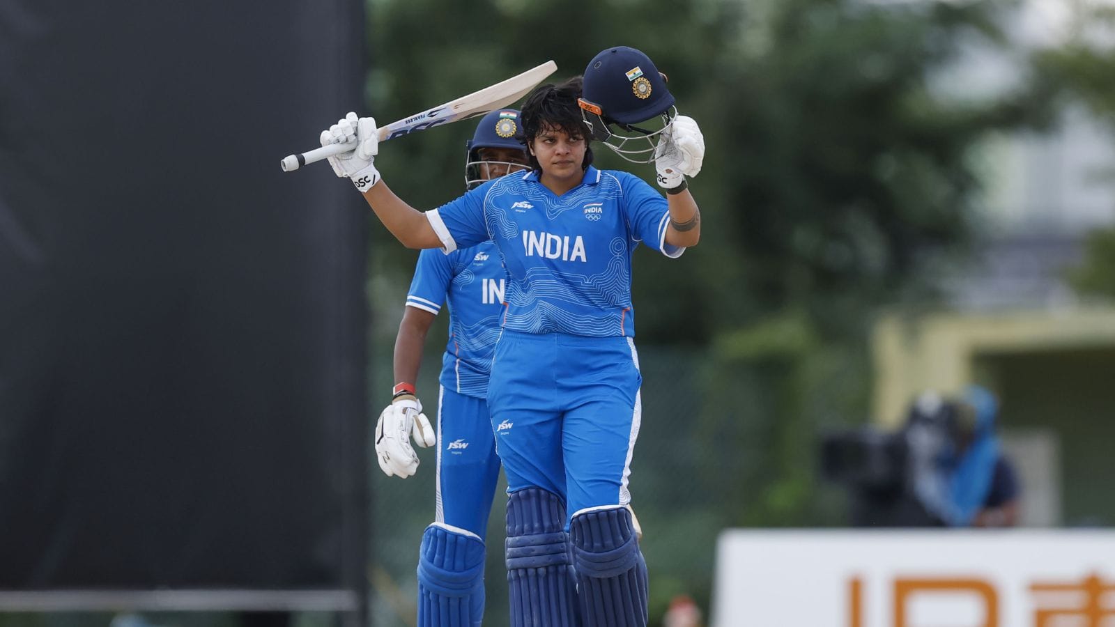 2026 या एकाच वर्षात शेफालीच्या नावावर आतापर्यंत तब्बल 815 धावा जमा झाल्या आहेत. यासह तिने एका कॅलेंडर वर्षात सर्वाधिक धावा करण्याचा स्मृती मंधानाचा 2024 मधील 763धावा) मोठा विक्रम मोडीत काढला आहे.