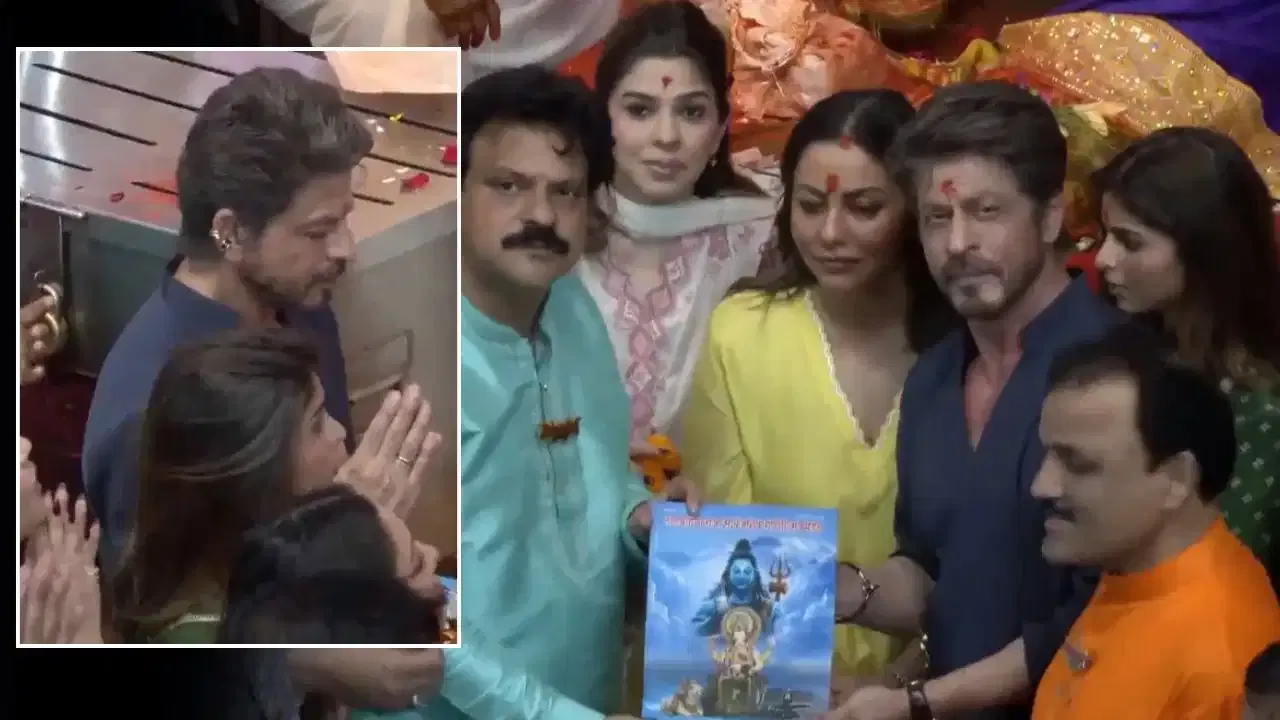 बॉलिवूडचा किंग खान शाहरुख हा लालबागच्या राजाच्या चरणी दर्शनासाठी पोहोचला. त्यावेळी त्याच्यासोबत पत्नी गौरी खान, मुलगी सुहाना खान आणि मॅनेजर पुजा दादलानी दिसत होती. शाहरुखचे दर्शन घेतानाचे फोटो सोशल मीडियावर तुफान व्हायरल झाले. त्यानंतर आता त्याच्या एका कृतीची चांगलीच चर्चा रंगली आहे.