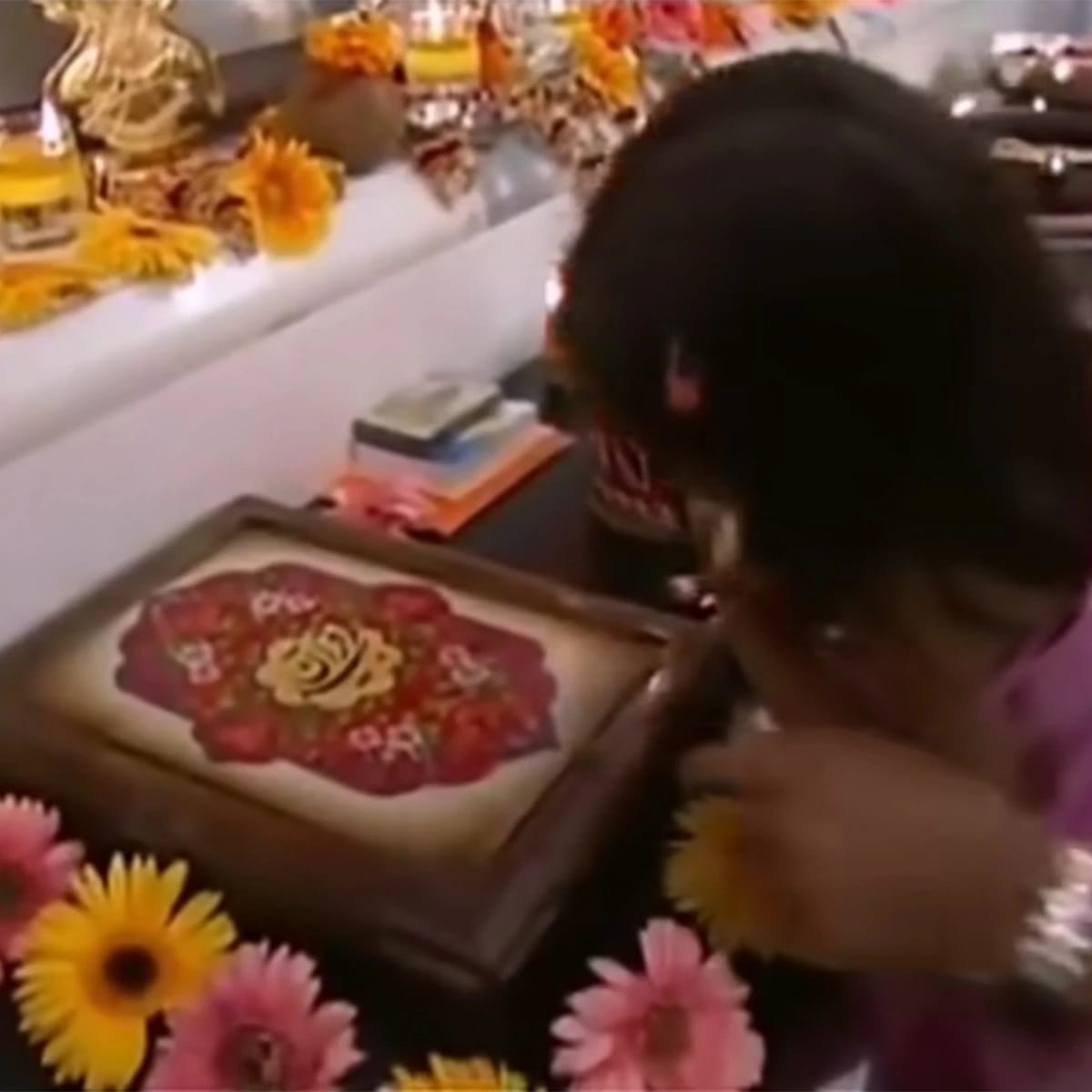 शाहरुखच्या मते, त्याने मुलांना प्रत्येक धर्माचा आदर करायला शिकवलं आहे. अभिनेत्याची मुलं प्रत्येक धर्माच्या देवाचा मान राखतात. म्हणूनच त्यांच्या घरातील मंदिरात गणपती आणि लक्ष्मीच्या मूर्तीजवळ कुरण देखील ठेवण्यात आलं आहे. शाहरुखने सांगितले की, त्याचा अल्लाहवर गाढ विश्वास आहे.