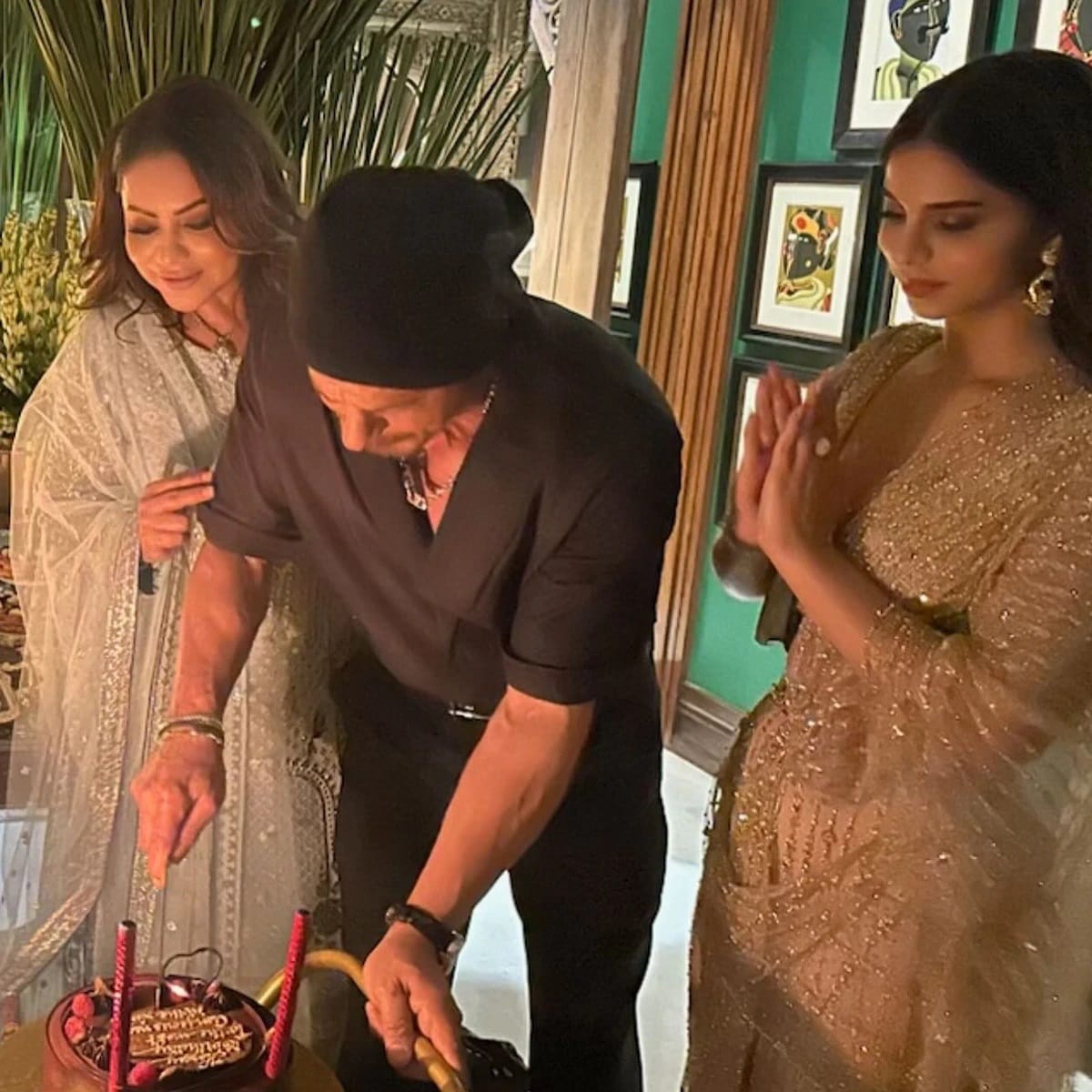अभिनेता शाहरुख खान मुंबईतील वांद्रे येथील आलिशान बंगल्यात राहतो. 'मन्नत' असं त्याच्या बंगल्याचं नाव आहे. अभिनेत्याच्या बंगल्याची किंमत 300 कोटी रुपये आहे. अभिनेत्याचा बंगला कोणत्या महलापेक्षा कमी नाही.