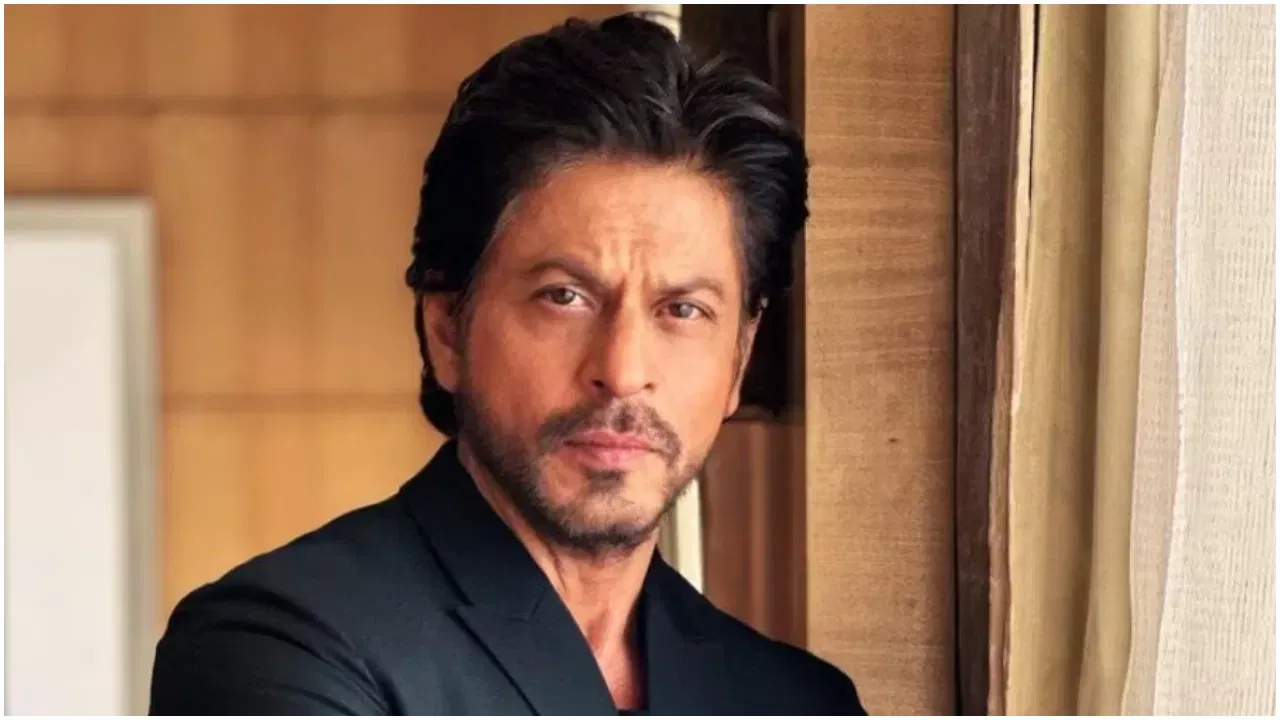 हुरुन इंडिया रिच लिस्टमध्ये यावेळी शाहरुख खानची नेटवर्थ १० हजार कोटी रुपये सांगितली गेली आहे. २०२६ च्या सुरुवातीला जेव्हा ही लिस्ट समोर आली होती, तेव्हा त्यांची संपत्ती १० हजार ८०० कोटी रुपये होती. २०२५ मध्ये त्याची नेटवर्थ १२ हजार ४९० कोटी रुपये सांगितली गेली होती. म्हणजे २०२५ च्या तुलनेत आता २०२६ मध्ये त्यांची नेटवर्थ २४९० कोटी रुपये घटली आहे.