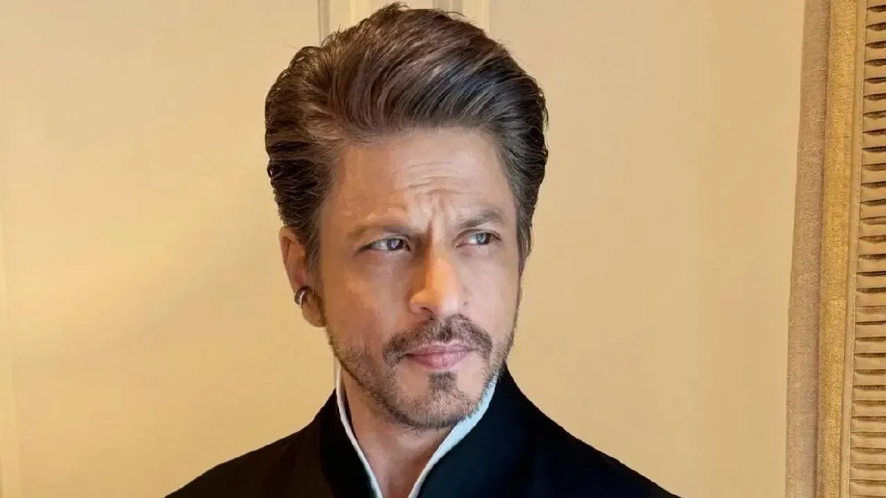 शाहरुख खानच्या १० हजार कोटी रुपयांच्या नेटवर्थमध्ये बँक बॅलन्स, गाड्या, घर, रेड चिलीज एंटरटेनमेंट आणि नाइट राइडर्स फ्रँचायझी यांसारखे व्यवसाय समाविष्ट आहेत. नेटवर्थ कमी झाली आहे, पण तो अजूनही भारतातील सर्वात श्रीमंत अभिनेत्यांच्या यादीत पहिल्या क्रमांकावर आहे.