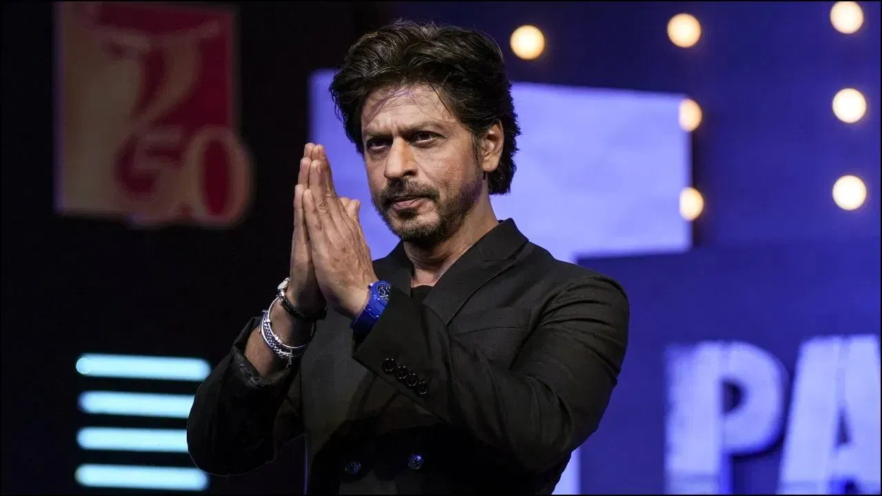 सलमाननंतर हृतिक रोशन यांचे नाव आहे. त्यांची नेटवर्थ २५०० कोटी रुपये सांगितली गेली आहे, जी २०२५ मध्ये २१६० कोटी रुपये होती. म्हणजे त्यांच्या संपत्तीत वाढ झाली आहे. सांगितले जात आहे की त्यांच्या ब्रँड एचआरएक्समुळे त्यांना हा फायदा झाला आहे. मागील वेळी अभिनेत्री जूही चावला आणि चित्रपटनिर्माते करण जौहर यांचे नावही हुरुन इंडिया रिच लिस्टमध्ये होते, पण यावेळी हे दोघेही लिस्टबाहेर आहेत.