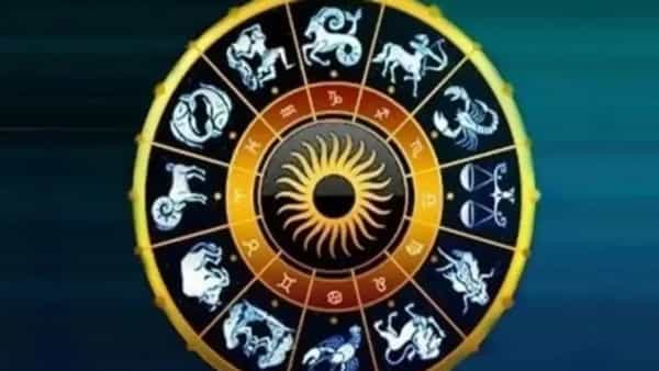 ज्योतिषशास्त्रानुसार एक अतिशय महत्त्वाची आणि आनंदाची बातमी समोर आली आहे. येत्या ११ डिसेंबर रोजी शनी देव मार्गी होत आहेत. २७ जुलै रोजी शनीने मीन राशीत प्रवेश करत आपली उलटी चाल सुरू केली होती. यामुळे अनेकांच्या कामात अडथळे येत होते. पण आता शनीची पुन्हा सरळ चाल सुरू होणार आहे. ज्योतिषी पंडित नरेंद्र उपाध्याय यांच्या माहितीनुसार, या बदलाचा थेट फायदा ६ राशींना होणार आहे. चला तर मग, पाहुयात कोणत्या आहेत या भाग्यवान राशी