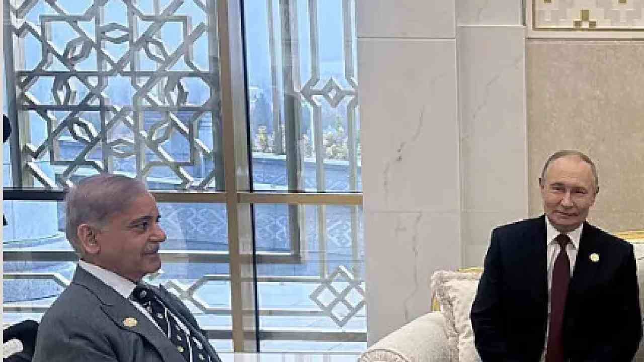 Russia On Pakistan : रशियाला पाकिस्तानने अफगाणिस्तानच्या बाबतीत उचलेलं पाऊल नाही पटलं, थेट नोंदवला निषेध Russia On Pakistan : रशियाला पाकिस्तानने अफगाणिस्तानच्या बाबतीत उचलेलं पाऊल नाही पटलं, थेट नोंदवला निषेध