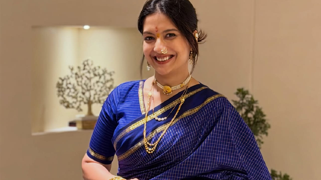 शर्वरीने सोशल मीडियावर निळ्या रंगाची साडी नेसलेले काही खास फोटो शेअर केले आहेत. या पारंपरिक लूकमध्ये ती अतिशय सुंदर आणि सोज्वळ दिसत आहे. 