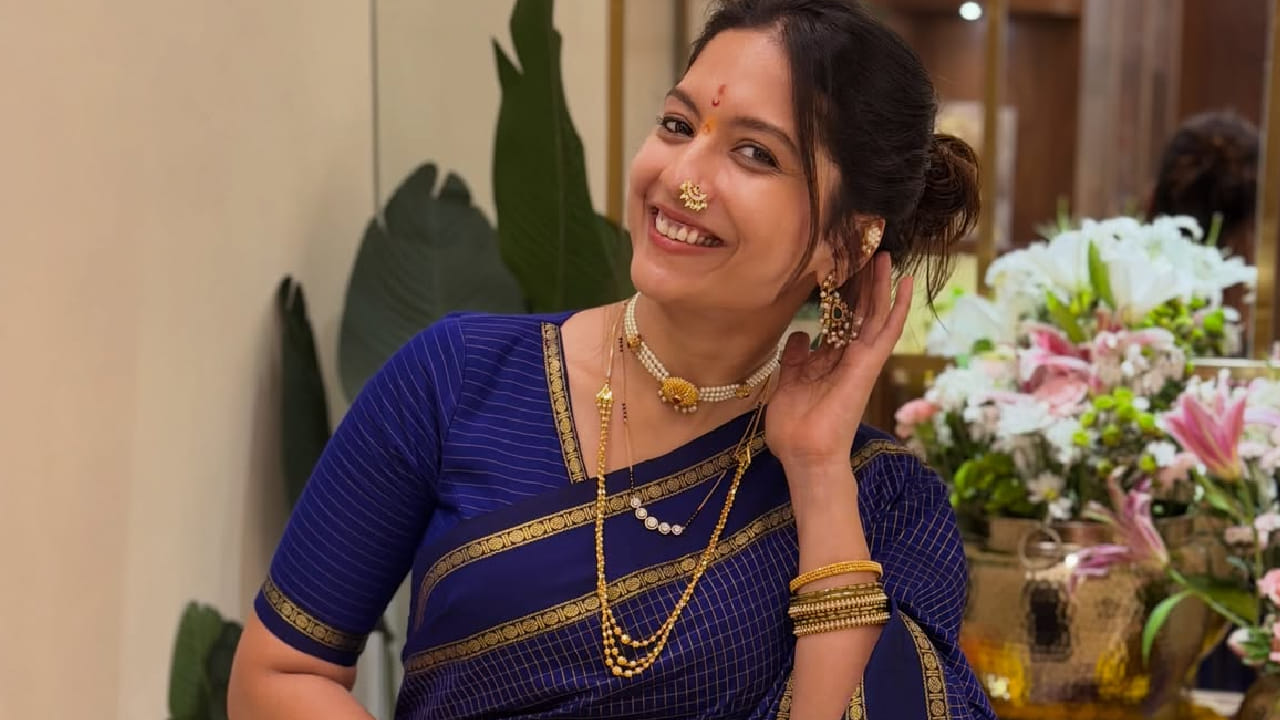 निखळ हास्य आणि साधेपणामुळे तिच्या या लूकमध्ये आणखी भर पडली आहे. तिचे हे फोटो सोशल मीडियावर शेअर होताच चाहत्यांनी लाइक्स आणि कमेंट्सचा वर्षाव केला आहे. 