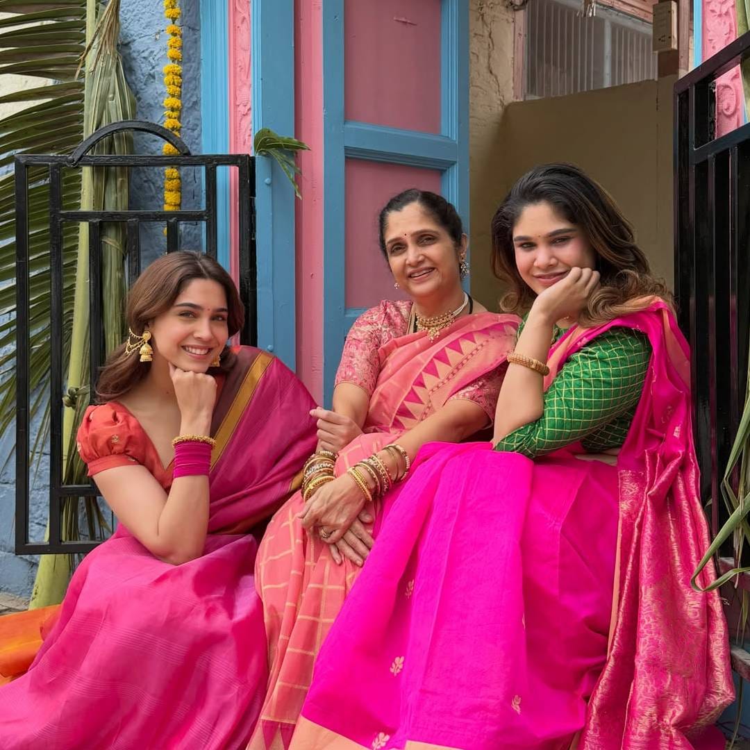 शर्वरीचा सोशल मीडिया पाहिल्यास तिचे ग्लॅमरस फोटो आणि कामाशी संबंधित अपडेट्स नेहमीच चर्चेत असतात. मात्र, गणेशोत्सवाच्या निमित्ताने तिचा पारंपरिक आणि कौटुंबिक अंदाज पाहायला मिळाला. आपल्या मुळांशी जोडलेलं राहणं आणि कुटुंबासोबत सण साजरा करणं तिच्यासाठी किती महत्त्वाचं आहे, हे या पोस्टमधून जाणवतं.