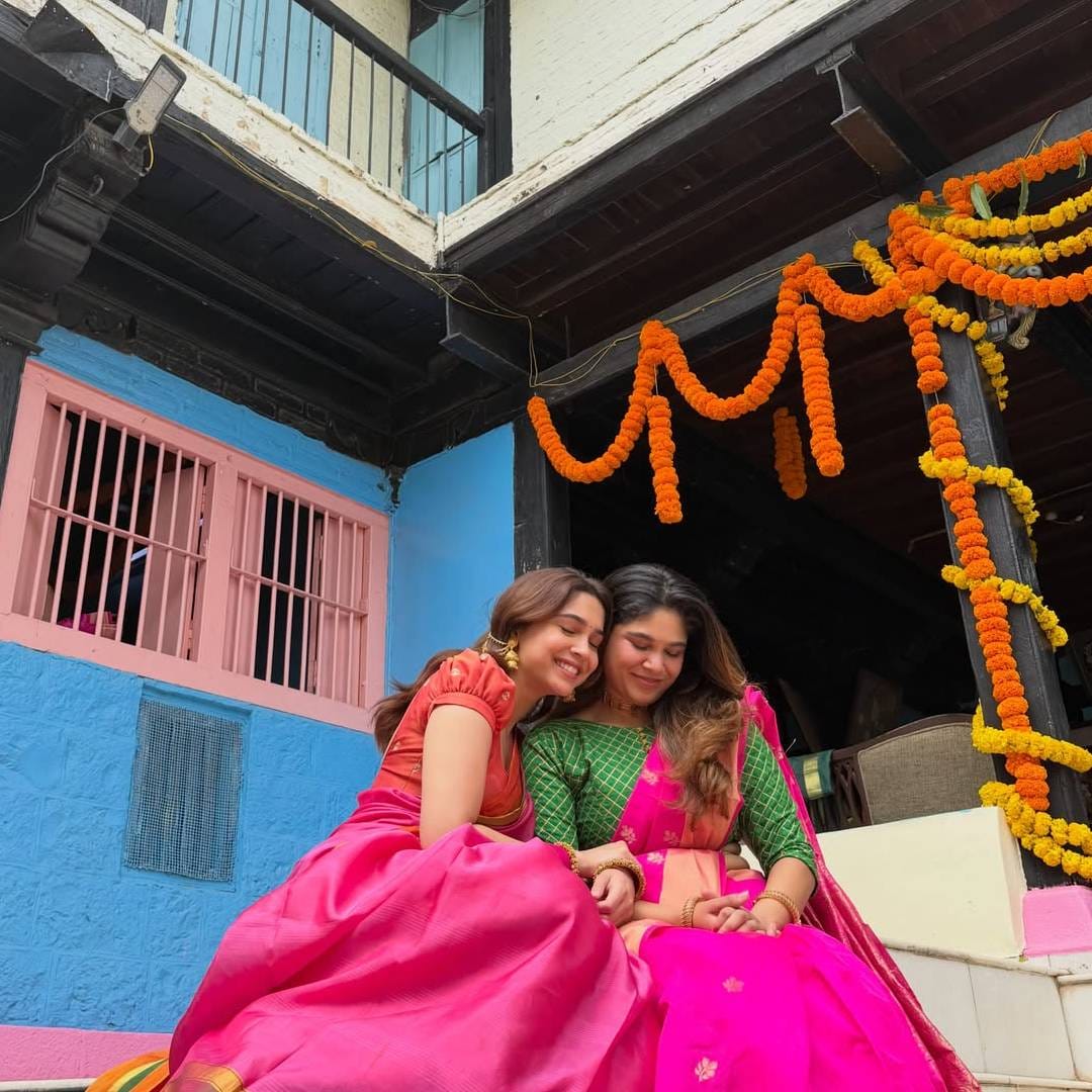 गणेशोत्सव हा महाराष्ट्राच्या सांस्कृतिक जीवनाचा अविभाज्य भाग आहे. शहरांमध्ये मोठ्या उत्साहात गणपतीची प्रतिष्ठापना होत असली तरी गावाकडील उत्सवाला वेगळीच आपुलकी आणि पारंपरिक रंगत असते. शर्वरीनेही तिच्या गावातील घरच्या गणपतीसोबतचे क्षण शेअर करत हीच भावना चाहत्यांपर्यंत पोहोचवली आहे.