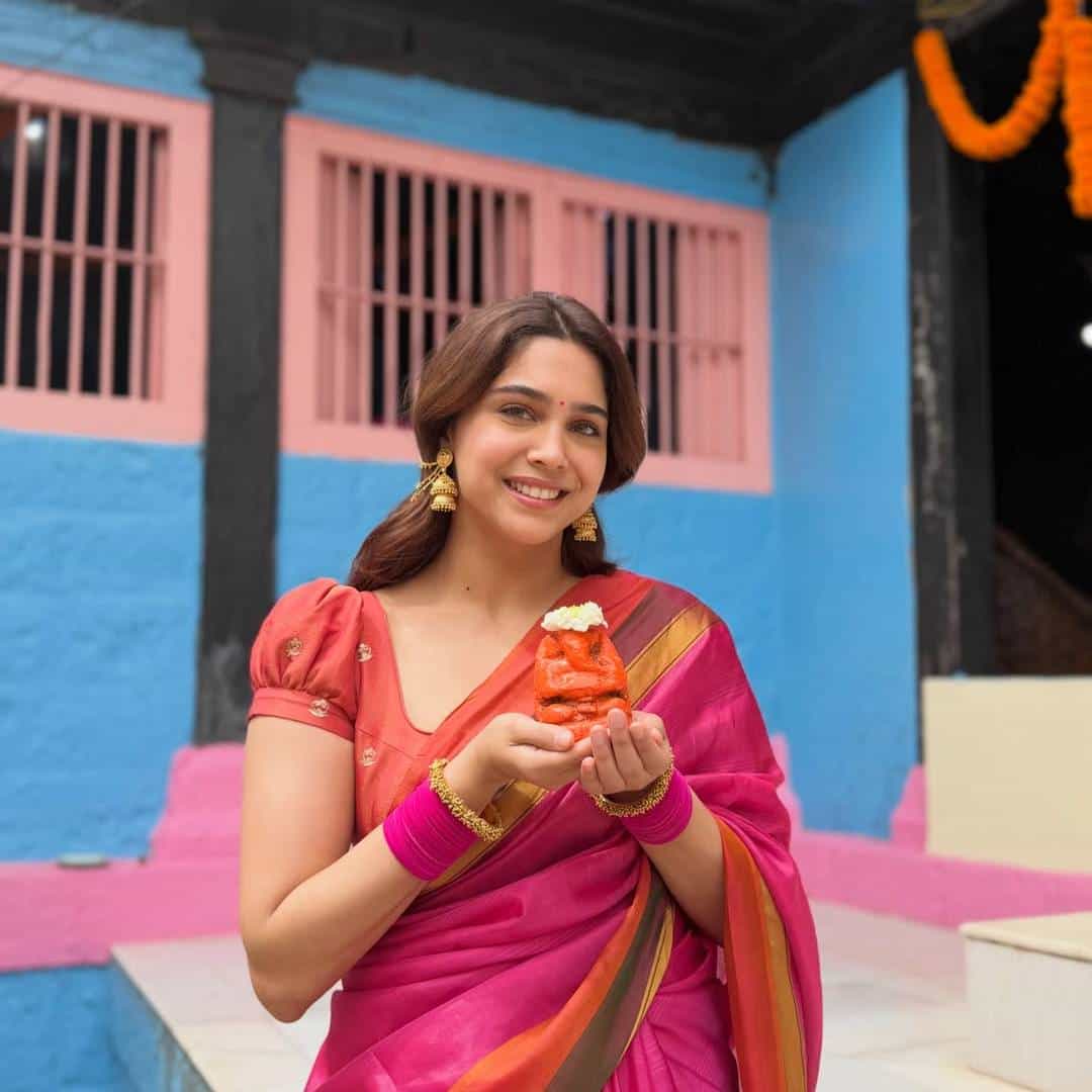 बॉलिवूड अभिनेत्री शर्वरी वाघ सध्या तिच्या कामासोबतच तिच्या साधेपणामुळेही चाहत्यांचं लक्ष वेधून घेत आहे. गणेशोत्सवाच्या निमित्ताने शर्वरीने तिच्या मूळ गावी मोरगाव इथं कुटुंबासोबत बाप्पाचं स्वागत केलं. मुंबईच्या झगमगाटापासून दूर, आपल्या मातीशी जोडलेलं नातं जपत तिने गणेश चतुर्थी साजरी केली.