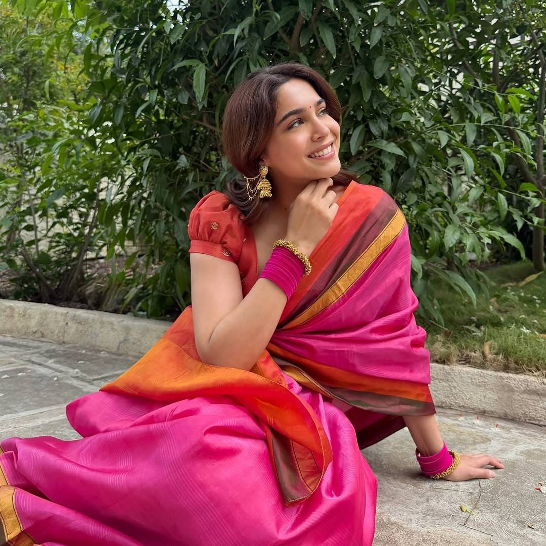 बॉलिवूडमध्ये व्यस्त वेळापत्रक असतानाही आपल्या कुटुंबासोबत सण साजरा करण्याला ती महत्त्व देते. यंदाही तिने गावातील घरात गणरायाची भक्तिभावाने पूजा केली. मोरगावमधील गणेशोत्सवाविषयी शर्वरीने व्यक्त केलेली भावना विशेष लक्षवेधी ठरली. ‘हेच ते ठिकाण आहे जिथून माझ्या वर्षाची सुरुवात आणि शेवट होतो,’ अशा भावना तिने व्यक्त केल्या.