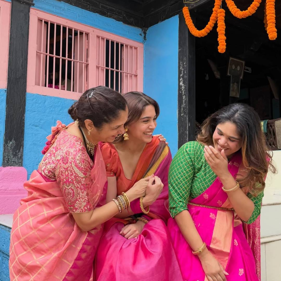 या खास क्षणांचे फोटो तिने सोशल मीडियावर शेअर केले असून, तिच्या चाहत्यांना अभिनेत्रीची ही साधी आणि पारंपरिक बाजू पाहायला मिळाली. शर्वरीसाठी मोरगाव हे केवळ तिचं गाव नाही, तर तिच्या कुटुंबाच्या आठवणी आणि परंपरांशी जोडलेलं खास ठिकाण आहे. त्यामुळे गणेशोत्सवाच्या निमित्ताने ती आवर्जून आपल्या गावी जाते.