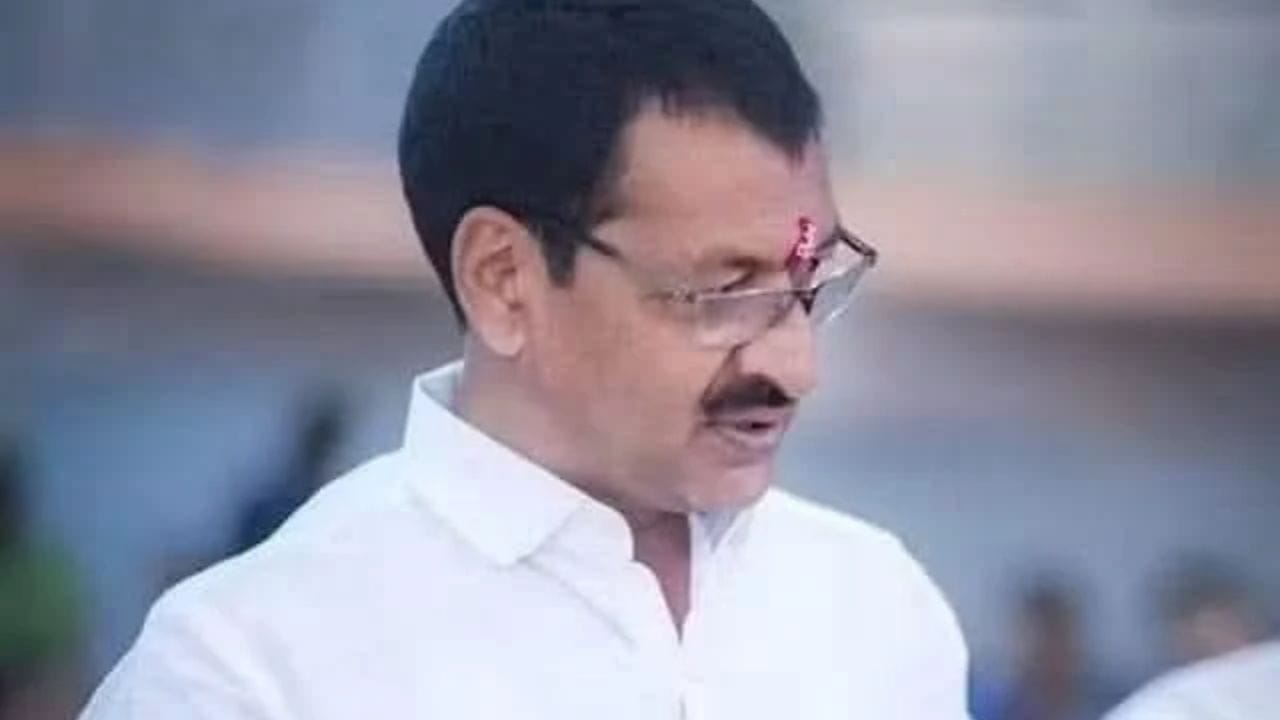 काही दिवसांपूर्वीच शिवाजीराव शिंदे यांच्या परळीतील मालकीच्या हॉटेलमध्ये त्यांच्यावर हल्ल झाला होता. या घटेनेचा आणि याचा काही संबंध नाही ना यावर पोलिस तपास करत आहेत.