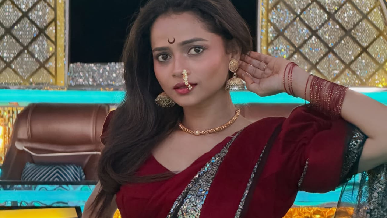 या फोटोशूटमध्ये शिवालीने मरून आणि काळ्या रंगाच्या कॉम्बिनेशनची आकर्षक साडी नेसली आहे. या साडीला असलेली चमकीदार सिक्विन बॉर्डर आणि सुंदर डिझाईन तिच्या लूकला खास बनवत आहे. 