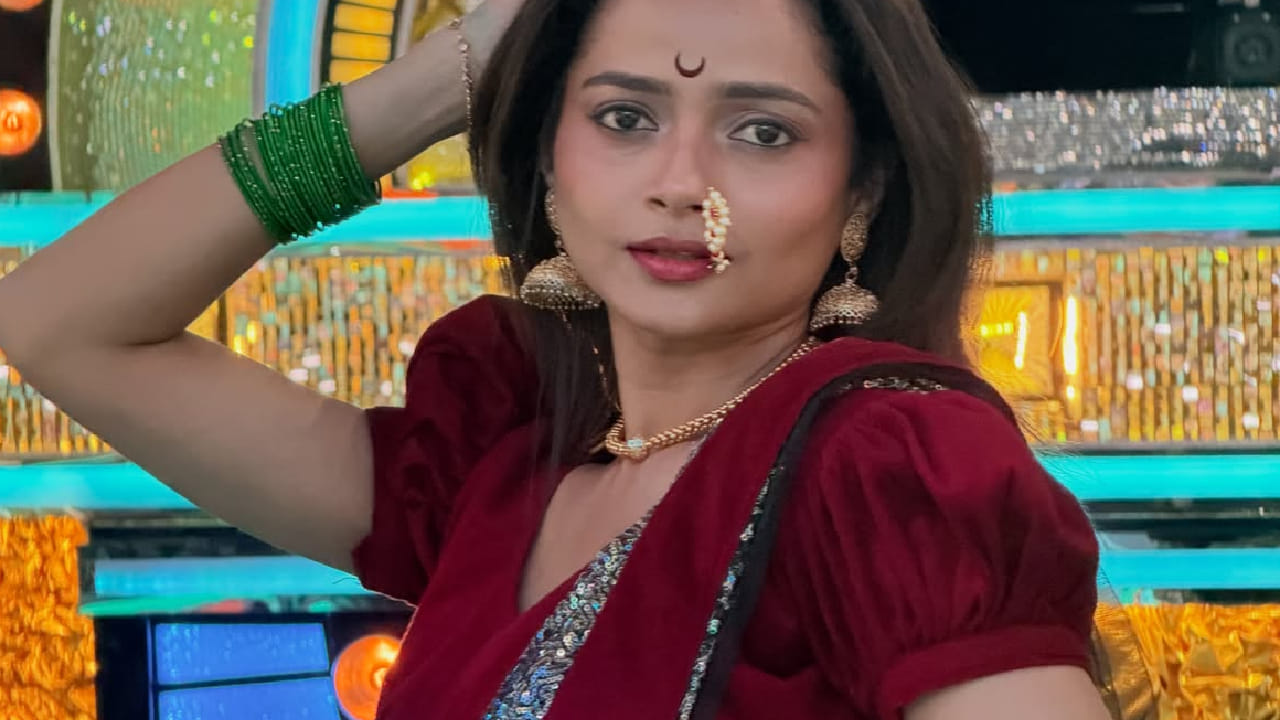 विविध लूकमधील फोटो आणि व्हिडीओ शेअर करत ती नेहमीच चाहत्यांचे लक्ष वेधून घेताना दिसते. नुकताच शिवालीने तिचे काही सुंदर फोटो शेअर केले आहेत.