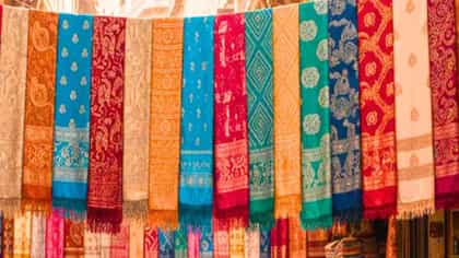 या मार्केटमध्ये मिळतात ट्रेंडी शॉल, पार्टी-ऑफिसमध्ये दिसतील स्टायलिश