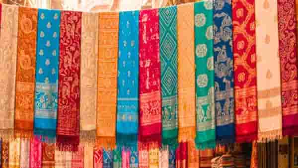Cheap Shawls Markets: 100, 200, 300 रुपयांच्या दरात या मार्केटमध्ये मिळतात ट्रेंडी शॉल, पार्टी - ऑफिसमध्ये दिसतील स्टायलिश