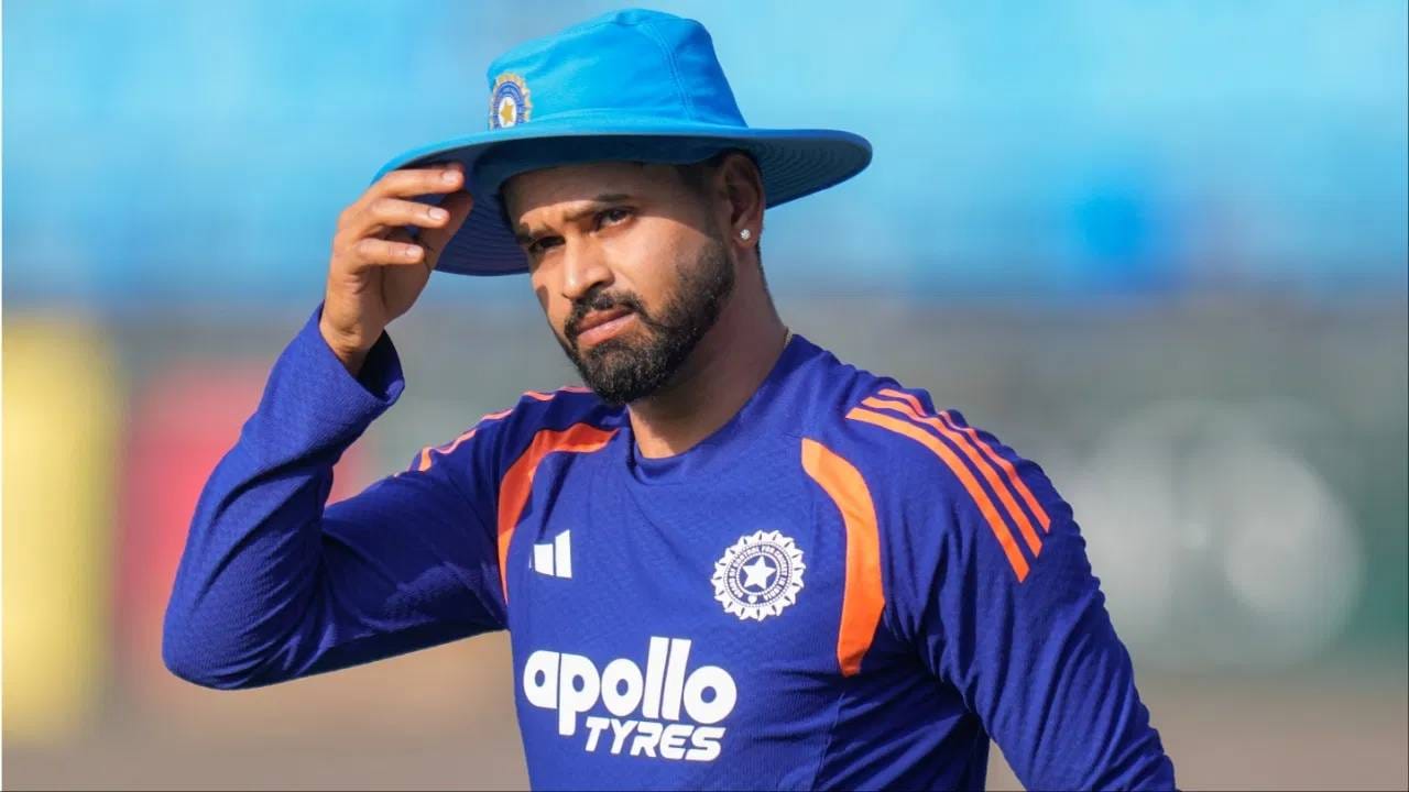 एशियन गेम्स 2026 स्पर्धेला 19 सप्टेंबरपासून सुरूवात होणार आहे. या स्पर्धेचं यजमानपद हे जापानकडे आहे. या स्पर्धेत क्रिकेट स्पर्धाही होणार असून भारतीय संघाकडून गोल्ड मेडलची अपेक्षा आहे. तुम्हाला माहिती आहे का? या स्पर्धेसाठी खेळपट्टी कोण तयार करणार ते.. (Photo: X)
