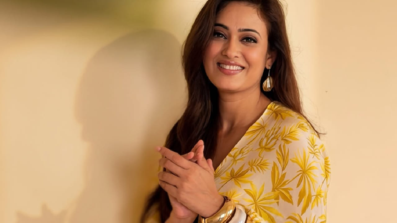 वयाच्या 45 व्या वर्षीही तिचा फिटनेस आणि सौंदर्य पाहून चाहते तिच्यावर कौतुकाचा वर्षाव करताना दिसतात. सध्या श्वेताच्या नव्या फोटोशूटची सोशल मीडियावर जोरदार चर्चा सुरू आहे.