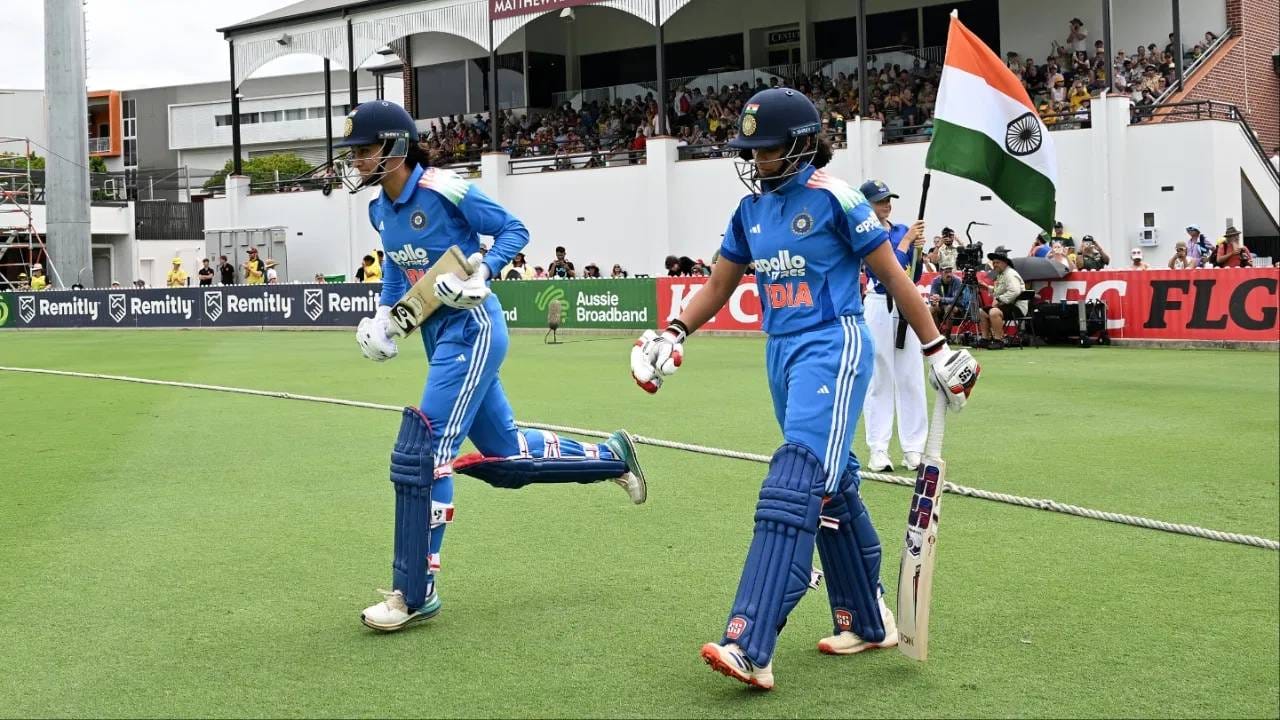 वुमन्स आशिया कप स्पर्धेत अंतिम फेरी गाठण्यापूर्वी टीम इंडियासमोर बांगलादेशचं आव्हान आहे. दोन्ही संघ उपांत्य फेरीत फेरीत भिडणार आहेत. भारताची स्टार फलंदाज स्मृती मंधाना या सामन्यात वर्ल्ड नंबर 1 फलंदाज होण्याची शक्यता आहे. तिच्याकडे आंतरराष्ट्रीय टी20 क्रिकेटमध्ये सर्वाधिक धावा करण्याची संधी आहे. (Photo: PTI)
