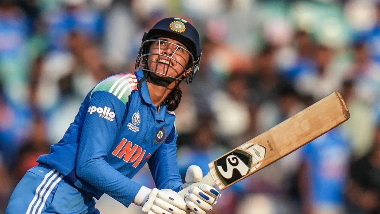 मंधानाच्या या खेळीमुळे भारताने हा सामना 137 धावांनी जिंकला होता. तसेच या स्पर्धेतील उपांत्य फेरीत जागा पक्की केली होती. या खेळीमुळे मंधाना आंतरराष्ट्रीय क्रिकेटमध्ये सर्वाधिक धावा करणारी खेळाडू ठरली होती. स्मृती मंधानाचं हे 18वं आंतरराष्ट्रीय शतक होतं.  (Photo: PTI)
