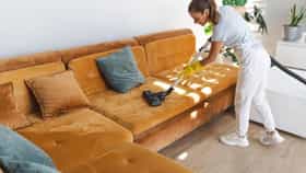 Sofa Cleaning Tips: कव्हर न काढता सोफ्याला नव्यासारखा लूक द्या, गृहिणींसाठी खास टिप्स