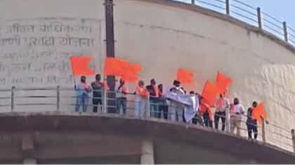 सोलापुरात शोले स्टाईल आंदोलन! मराठा तरुण पाण्याच्या टाकीवर चढले...-1752465