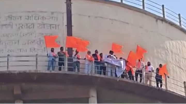 Solapur | सोलापुरात शोले स्टाईल आंदोलन! मराठा तरुण पाण्याच्या टाकीवर चढले; नेमक्या मागण्या काय? Solapur | सोलापुरात शोले स्टाईल आंदोलन! मराठा तरुण पाण्याच्या टाकीवर चढले; नेमक्या मागण्या काय?