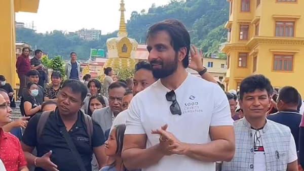 Sonu Sood: सोनू सूद पूरग्रस्तांसाठी मदत घेऊन थेट काठमांडूत पोहोचला, म्हणाला उद्ध्वस्त झालेली आयुष्य पुन्हा उभी करणार