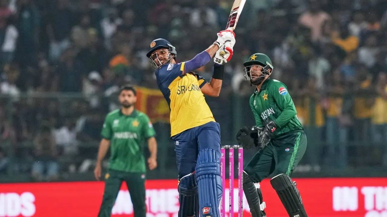 2021 मध्ये अँजेलो मॅथ्यूजकडे संघाची धुरा होती. त्यानंतर कुसल परेरा आणि नंतर दासुन शनाका यांना कर्णधार सोपवलं. सहान अराचिगेने कर्णधारपद भूषवलं होतं. त्यानंतर ही सूत्र वानिंदु हसारंगा, चरिथ असालंका यांच्याकडे सोपवली. मग दासुन शनाकाला कर्णधार बनवलं. आता कुसल मेंडिसकडे जबाबदारी सोपवली आहे. (Photo: PTI)