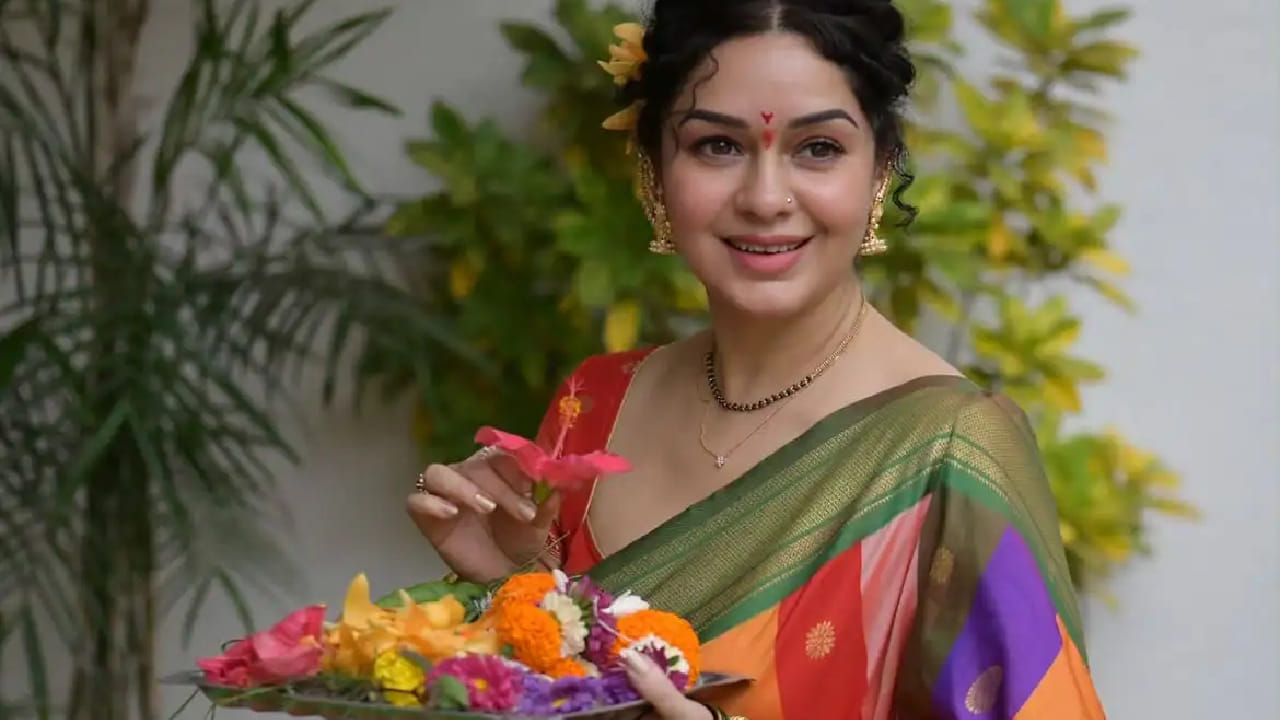 गणेशोत्सवासाठी सुखदाने खास इंद्रधनुषी पैठणी साडीची निवड केली आहे. लाल, हिरवा, नारंगी आणि जांभळा अशा विविध रंगांचा सुरेख मेळ असलेल्या या पैठणीमध्ये तिचं सौंदर्य अधिकच खुलून दिसत आहे.