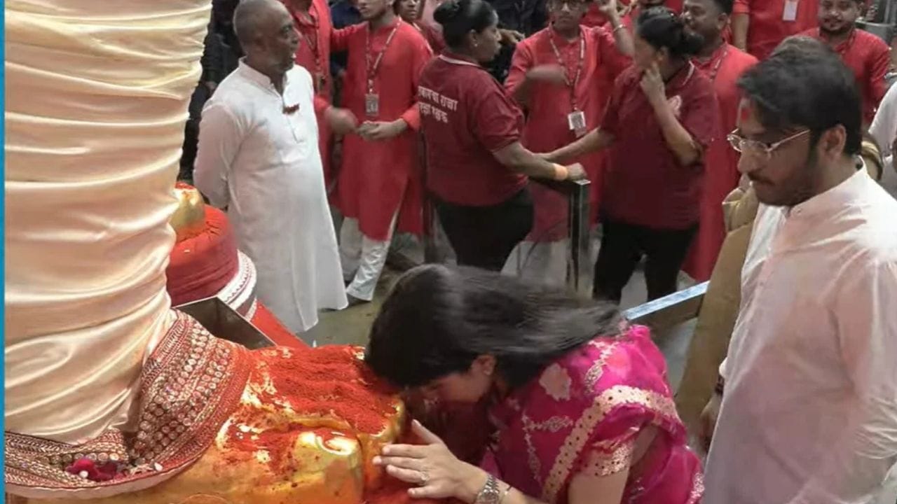 सुनेत्रा पवार यांनी कुंकू कसे लावायचे हे कायनातला शिकवले. सासूबाई सुनेत्रा पवार यावेळी सुनेला काही गोष्टी प्रेमाने समजून सांगताना दिसले.