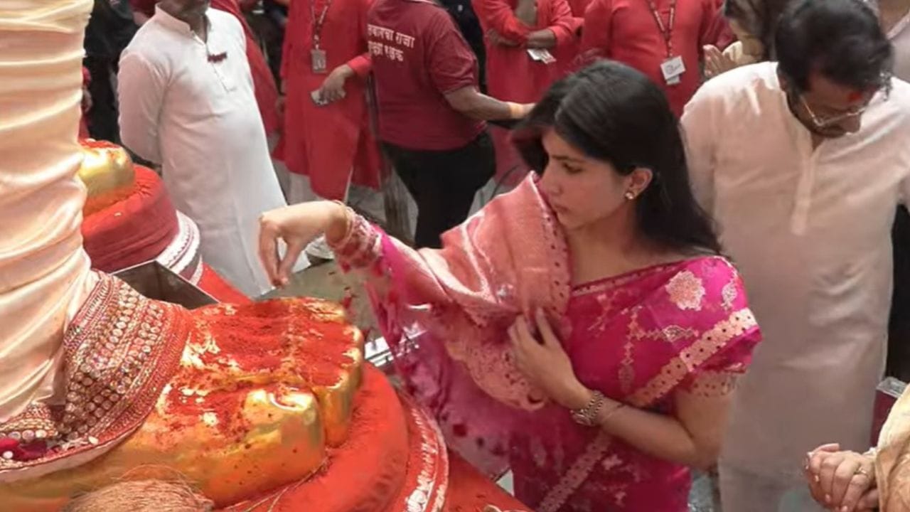 यावेळी पार्थ पवार आणि कायनात दारा यांनी एकत्र लालबाग राजाच्या पायावर डोके टेकत आर्शिवाद घेतला. यासोबत सासूबाई सुनेत्रा पवार सुनेला काही गोष्टी शिकवताना देखील दिसल्या.