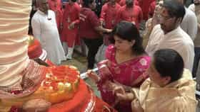 Lalbaugcha Raja : भावी सून आणि लेकासोबत सुनेत्रा पवार लालबाग राजाच्या चरणी, सासू आणि सूनेच्या नात्यातील गोडवा कॅमेऱ्यात कैद, कुंकू..