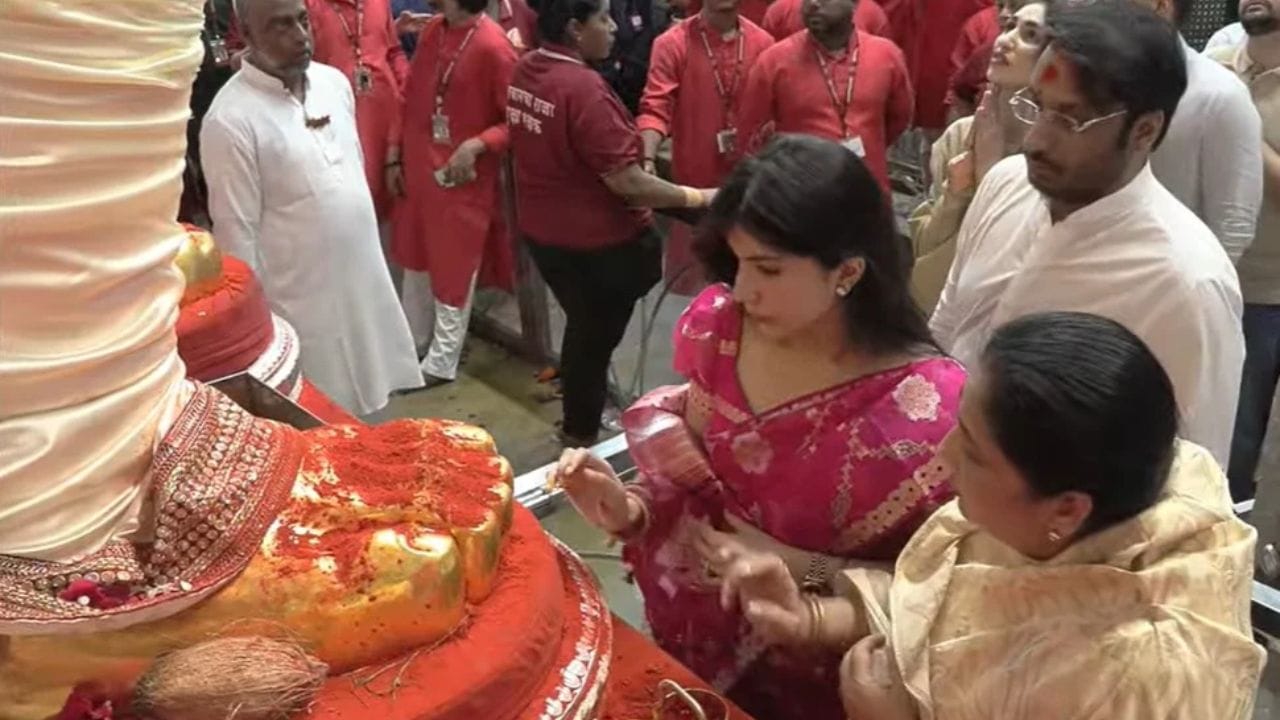 राज्यभरात गणेशोत्सवाचे वातावरण बघायला मिळतंय. त्यातच मुंबईतील प्रसिद्ध गणपती लालबागच्या राजाचे दर्शन घेण्यासाठी लोकांनी गर्दी केली. राजकीय नेते, बॉलिवूड कलाकारही दर्शनासाठी पोहोचत आहेत.