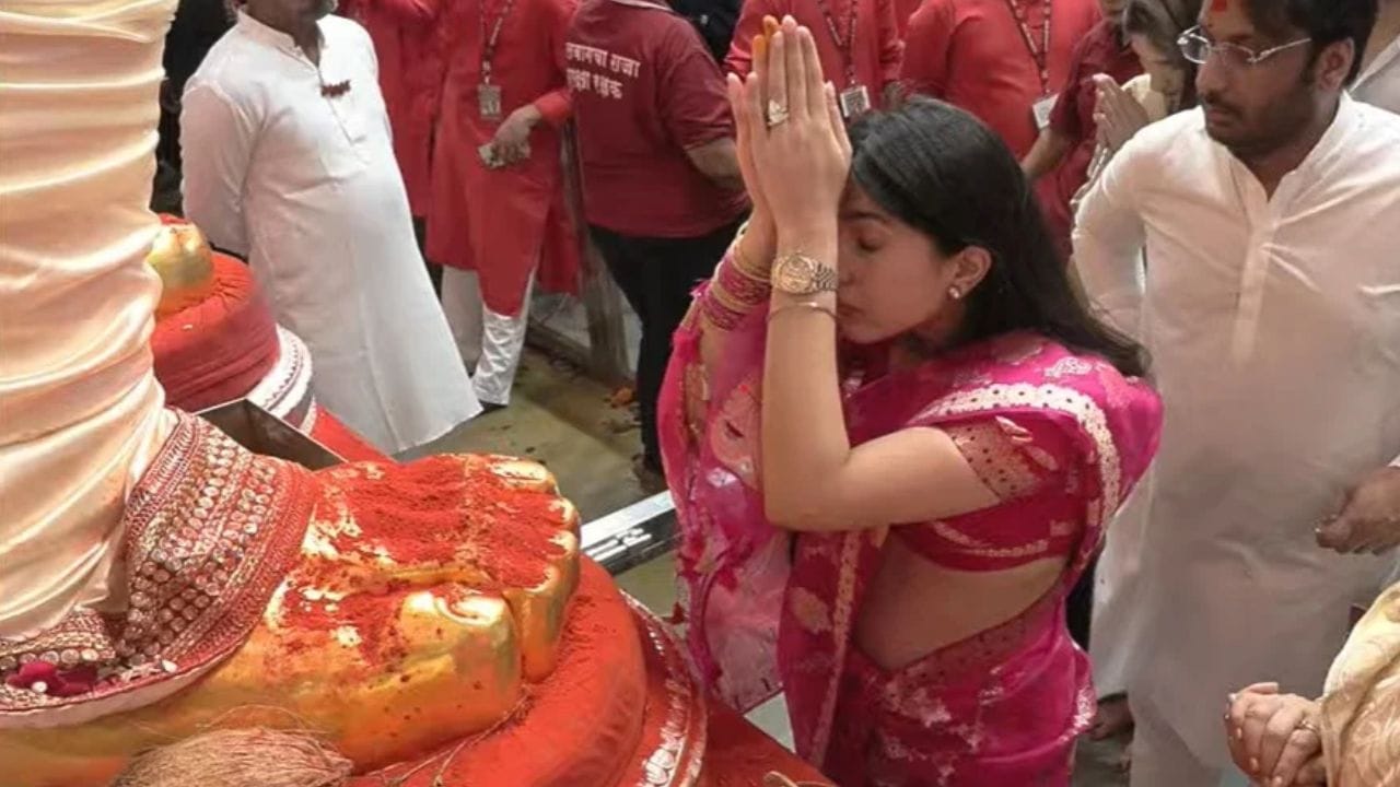 नुकताच उपमुख्यमंत्री सुनेत्रा पवार मुलगा पार्थ पवार आणि होणारी सून कायनात दारा यांच्यासोबत लालबागचे दर्शन घेण्यासाठी पोहोचल्या. यावेळीची काही फोटो पुढे आली.