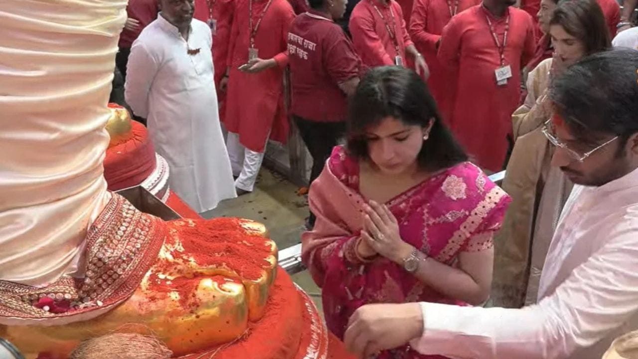 सुनेत्रा पवार यांच्यासोबत अनेकदा कायनात धर दिसल्या होत्या. त्यानंतर पार्थ पवार आणि कायनात धर यांचा साखरपुडा झाला. पुण्यातील एका पंचतारांकित हॉटेलमध्ये हा साखरपुडा झाला.