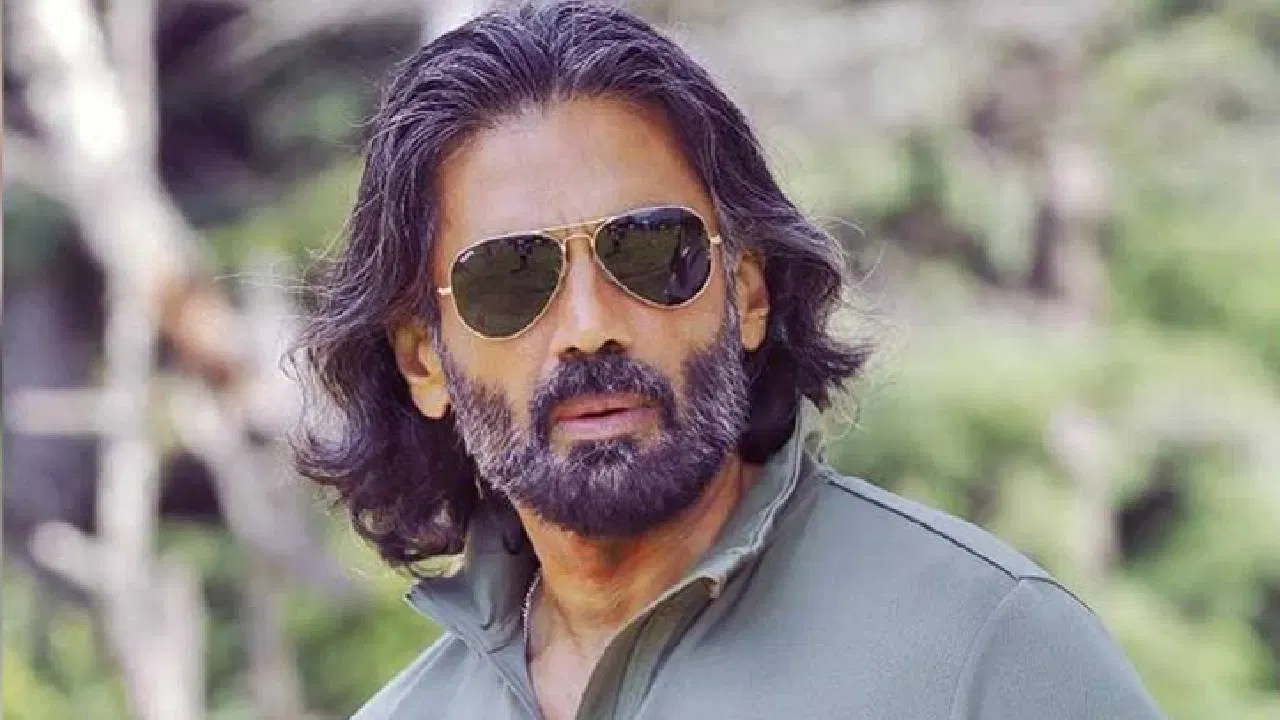 राजेश पांडे सांगतात की मी तिथून फोटो घेऊन थेट हजरतगंज चौकात आलो, जिथे फुटपाथावर अनेक फोटो कार्ड विकणारे बसले असत. त्याकाळी हिरो-हिरोईनचे फोटो मिळत. बराच शोध घेतल्यानंतर मला सुनील शेट्टीचा एक निळ्या जीन्स शर्ट घातलेला फोटो मिळाला, जो श्रीप्रकाश शुक्लाच्या फोटोशी थोडासा साम्य दाखवत होता. मी कात्रीने सुनील शेट्टीच्या फोटोतून जीन्सवाला धड कापून घेतला आणि त्यावर श्रीप्रकाश शुक्लाच्या ग्रुप फोटोतून त्याचे डोके-मानाचा भाग काढून जोडला.