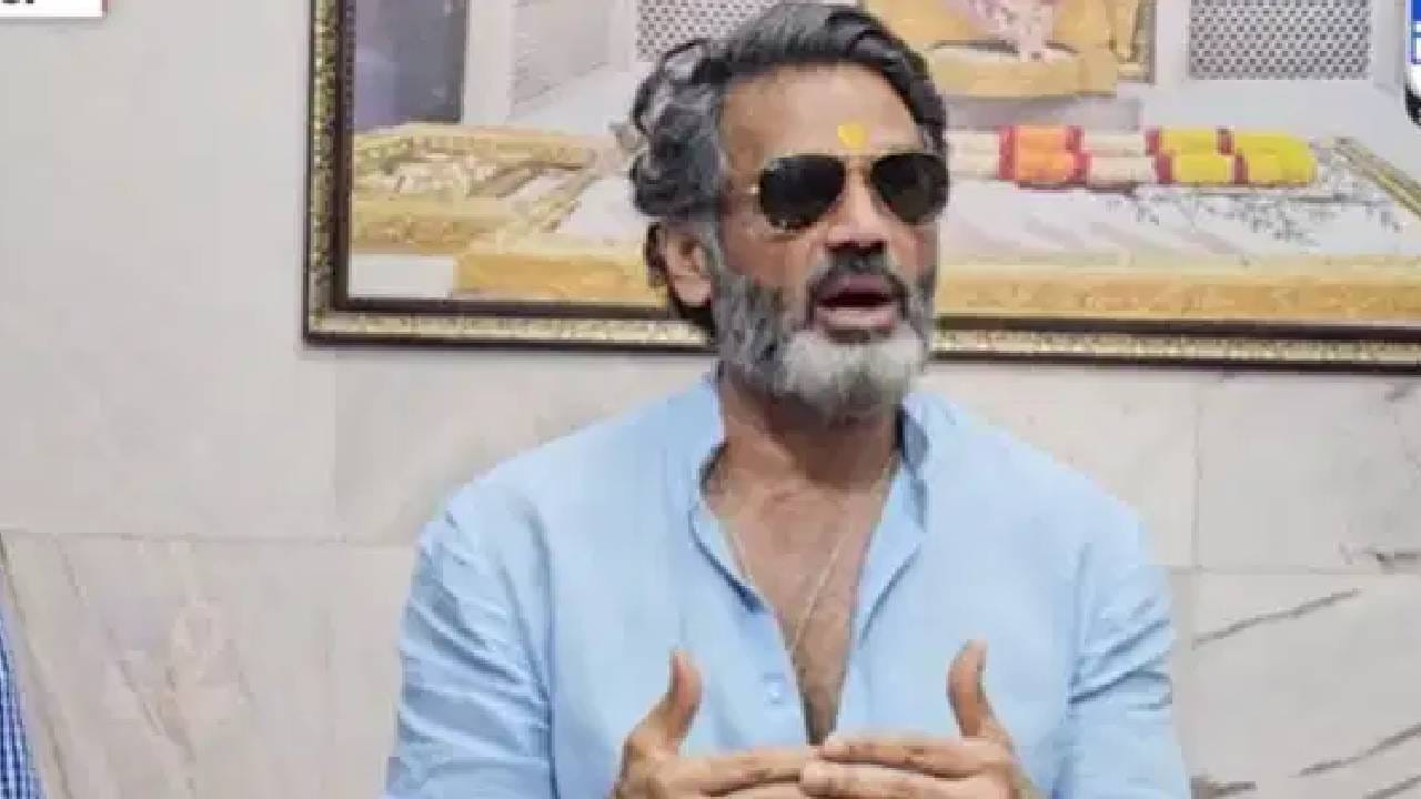 त्याकाळी लखनौमध्ये कलर फोटोग्राफचे एकच दुकान असायचे. मी तिथे त्याचा फोटो काढून घेतला, जेणेकरून कळू नये की डोके शुक्लाचे आहे आणि धडाचा फोटो दुसऱ्या कोणाचा आहे. त्याने सुमारे ४०-५० पासपोर्ट साइज फोटो काढून घेतले. संध्याकाळी एसएसपीने प्रेस कॉन्फरन्स करून सांगितले की आम्हाला श्रीप्रकाश शुक्लाचा फोटो मिळाला आहे. सर्व वर्तमानपत्रांना शुक्लाचा फोटो वाटला गेला. तो फोटो खूप परफेक्ट निघाला होता. शुक्लाला जेव्हा ही गोष्ट कळली तेव्हा तो चक्रावून गेला.