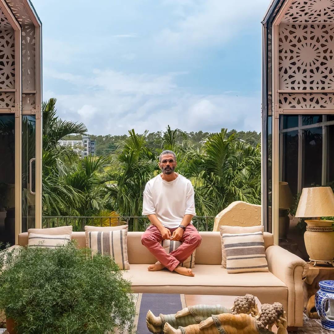 Suniel Shetty: बॉलिवूडचा ‘अण्णा’ म्हणून ओळखला जाणारा अभिनेता सुनील शेट्टी केवळ आपल्या दमदार अभिनयासाठीच नाही, तर निसर्गाशी असलेल्या जवळच्या नात्यासाठीही ओळखला जातो. त्याच्या घराची झलक पाहिल्यानंतर ही गोष्ट आणखी प्रकर्षाने जाणवते.