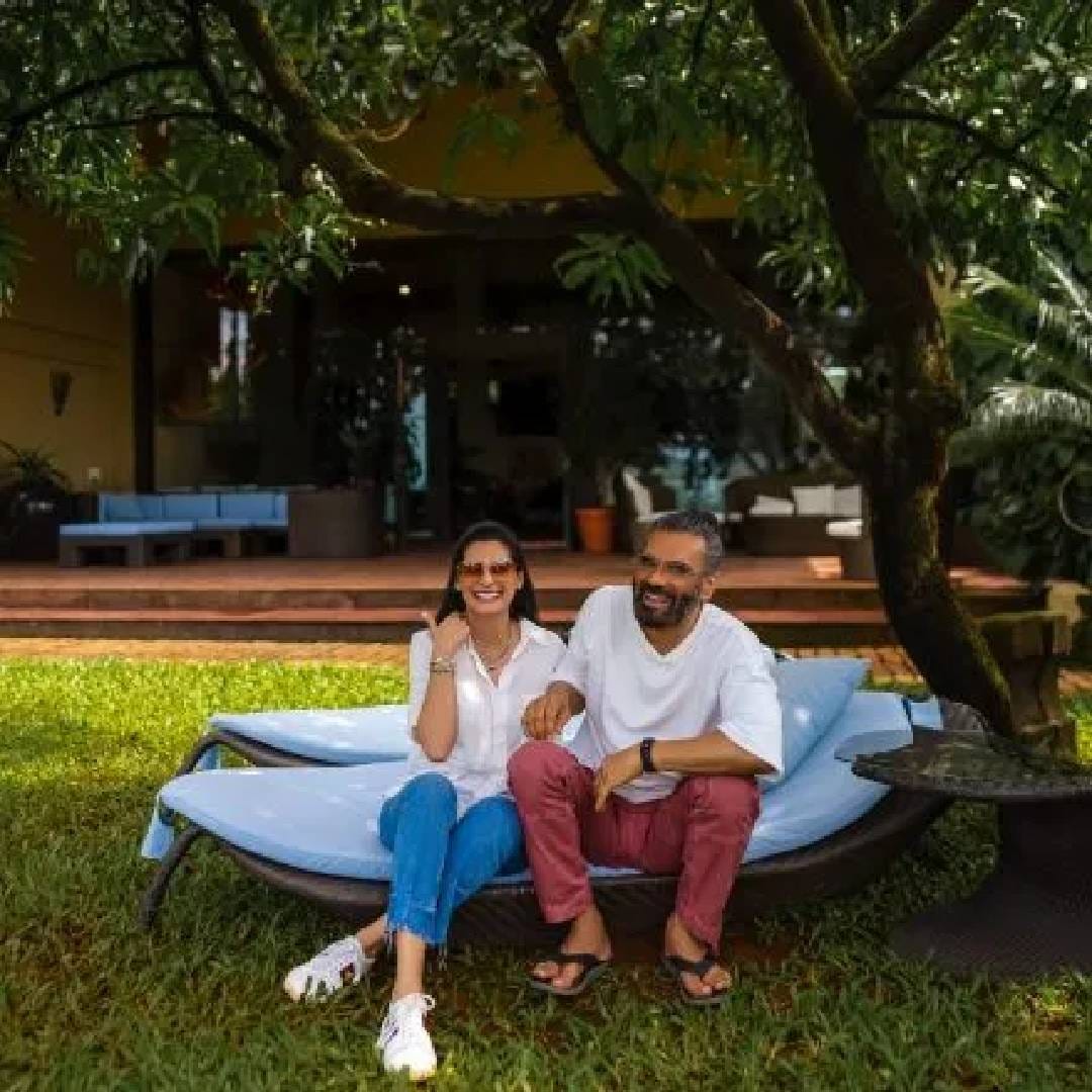 खंडाळ्याच्या निसर्गरम्य वातावरणात वसलेलं सुनील शेट्टीचं हॉलिडे होम म्हणजे आलिशानपणा आणि निसर्ग यांचा सुंदर मिलाफ आहे. सुनील शेट्टीचं हे घर एखाद्या सामान्य सेलिब्रिटी होमपेक्षा खूप वेगळं आहे. घराच्या रचनेमध्ये निसर्गाला मध्यवर्ती स्थान देण्यात आलं आहे.