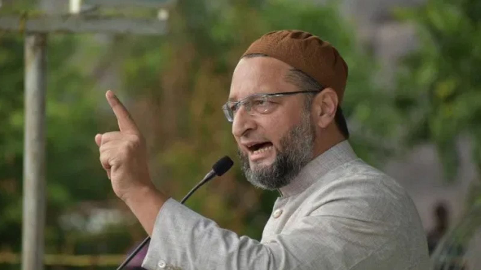 "दहशतवादाचा पुरस्कार करणाऱ्या पाकिस्तानविरुद्ध सामने कशासाठी खेळता?" असा सवाल ओवैसींनी केला. तसेच केवळ टीव्ही प्रसारणाच्या हक्कांतून पैसे कमवण्यासाठी BCCI देशातील नागरिकांना मूर्ख बनवत असल्याचा आरोप त्यांनी केला. ते एएनआयशी बोलत होते.