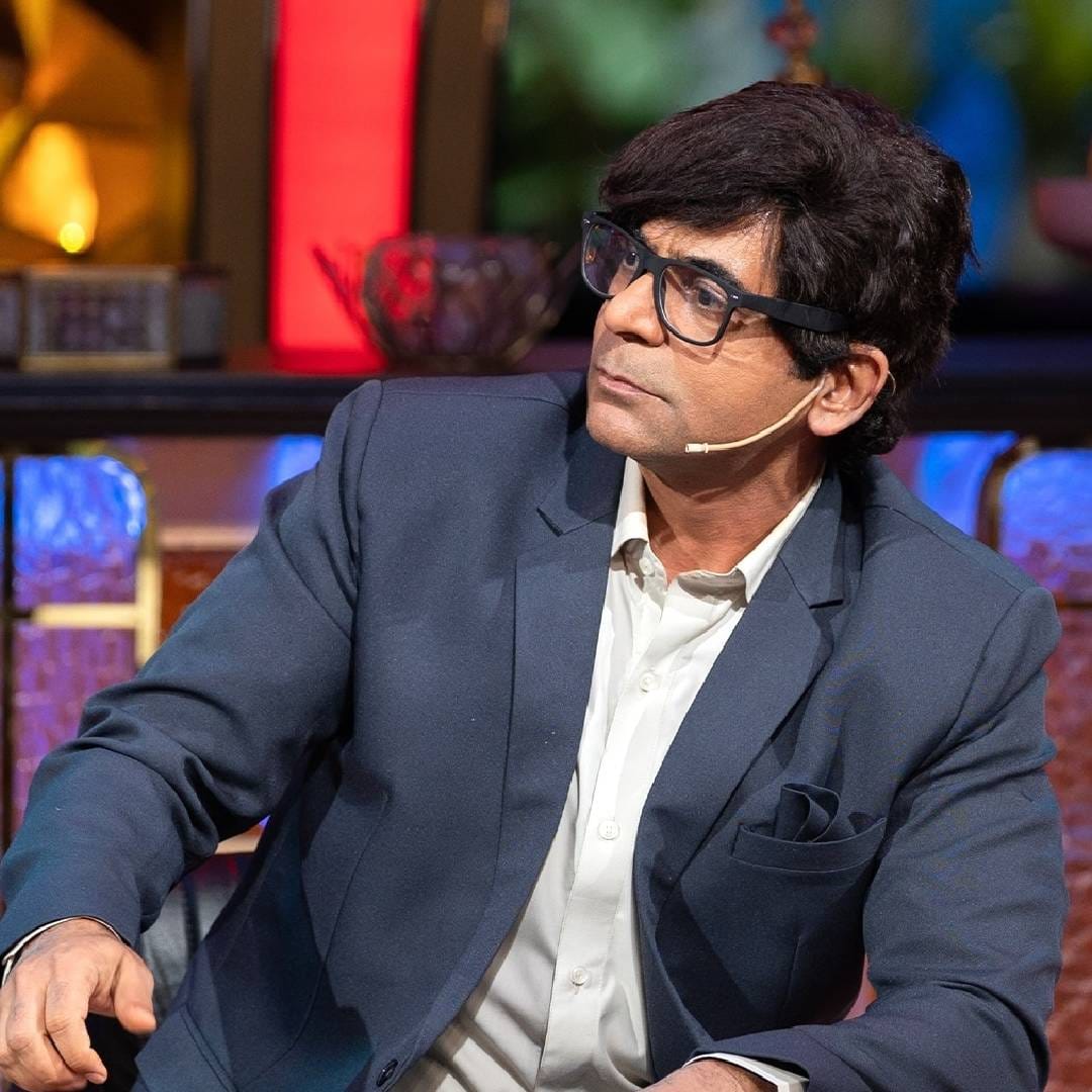 ‘गुत्थी’, ‘डॉ. मशहूर गुलाटी’ यांसारख्या व्यक्तिरेखांमुळे लोकप्रिय झालेला सुनील ग्रोव्हर हा शोमधील महत्त्वाचा कलाकार आहे. रिपोर्ट्सनुसार, त्याला एका एपिसोडसाठी सुमारे 25 लाख रुपये मिळत असल्याचं सांगितलं जातं. कपिलसोबत त्याची ऑन-स्क्रीन केमिस्ट्रीही प्रेक्षकांना आवडते.