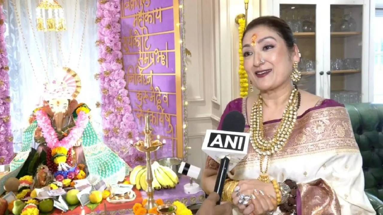 एएनआयशी बोलताना सुनीता म्हणाली की साधारणपणे गोविंदा आणि तिचा मुलगा यशवर्धन भगवान गणेशाला घरी आणतात, पण यावेळी त्यांनी स्वतः ही जबाबदारी घेण्याचा निर्णय घेतला. सुनीता म्हणाली की “यावेळी मी गणपतीला खूप नाचत गाजत घरी आणले. साधारणपणे गोविंदा जी किंवा यशवर्धन त्यांना घरी घेऊन येतात. गेल्या एका वर्षात बाप्पाने मला खूप प्रसिद्धी दिली आहे. मी कष्टाने काम केले आहे आणि माझ्यासाठी सर्वकाही खूप चांगले झाले आहे. म्हणून मी ठरवले की मी भगवान गणेशाला स्वतःच्या हातांनी आणेन.”