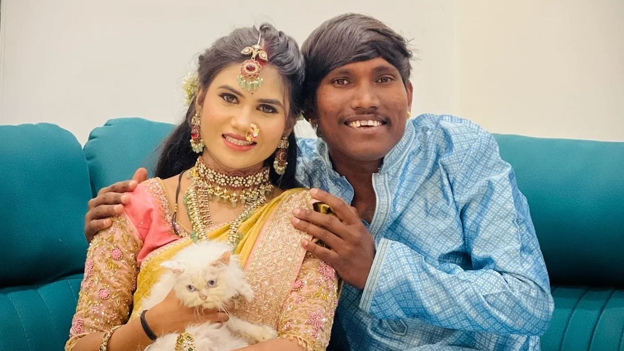 सूरजची पत्नी संजना हिने गोंडस मुलीला जन्म दिला. प्रेग्नंसीदरम्यानचे अनेक फोटो सूरज याने त्याच्या स्टाईलमध्ये सोशल मीडियावर शेअर केले होते. त्यातच आता सूरज आणि संजना यांच्या बाळाची पहिली झलक पुढे आली.