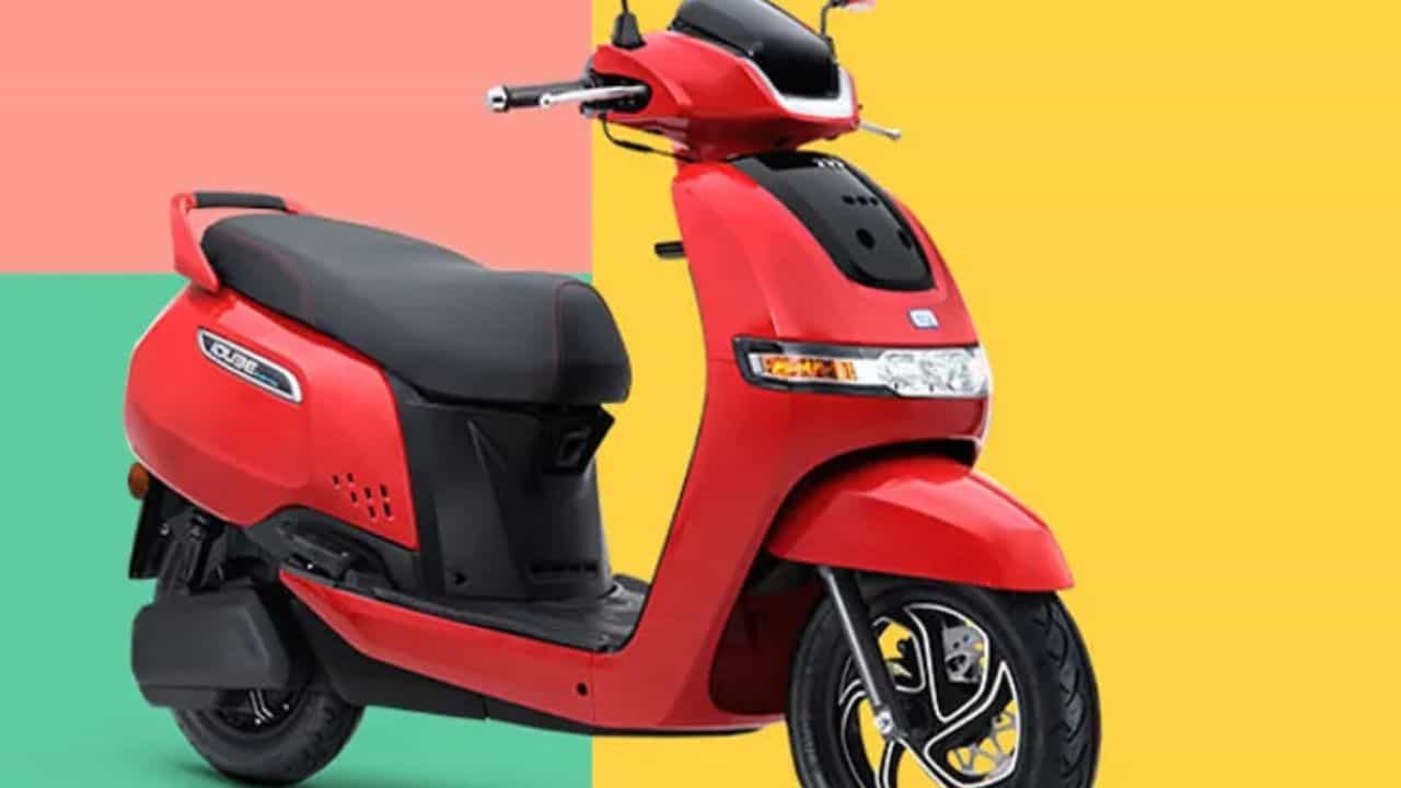 पहिल्या स्थानावर TVS मोटर कंपनी असून कंपनीने ऑगस्ट महिन्यात 48,873 यूनिट्सची विक्री केली आहे. वार्षिक वाढीचा विचार केला तर कंपनीने 91 टक्क्यांची वाढ नोंदली गेली आहे. iQube आणि Orbiter चे मुख्य योगदान राहिले आहे.